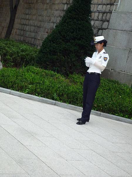 女警制服很像儀隊.JPG