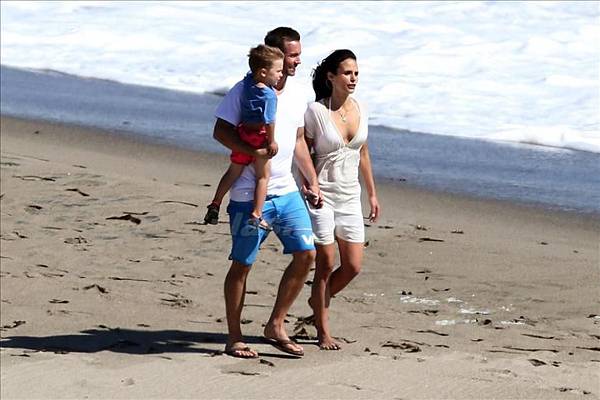 caleb-walker-et-jordana-brewster-sur-la-plage.jpg