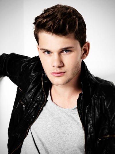 jeremy-irvine-400x533.jpg