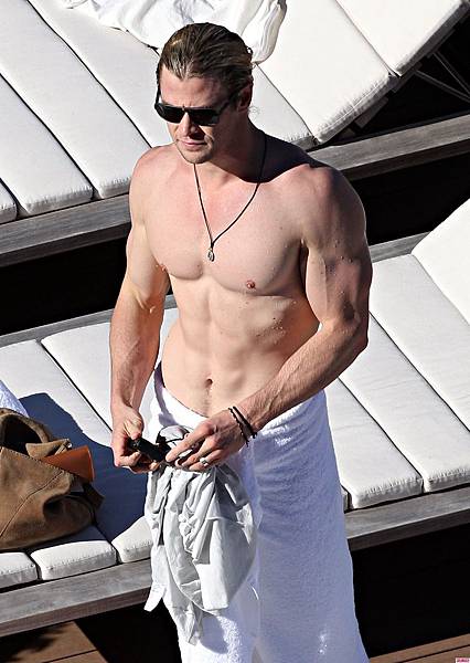 Shirtless-Chris-Hemsworth-Shows-off-Fit-Body-in-Sydney-1-2129x3000.jpg