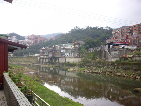 在瑞芳吃完午餐後沿著河邊散步