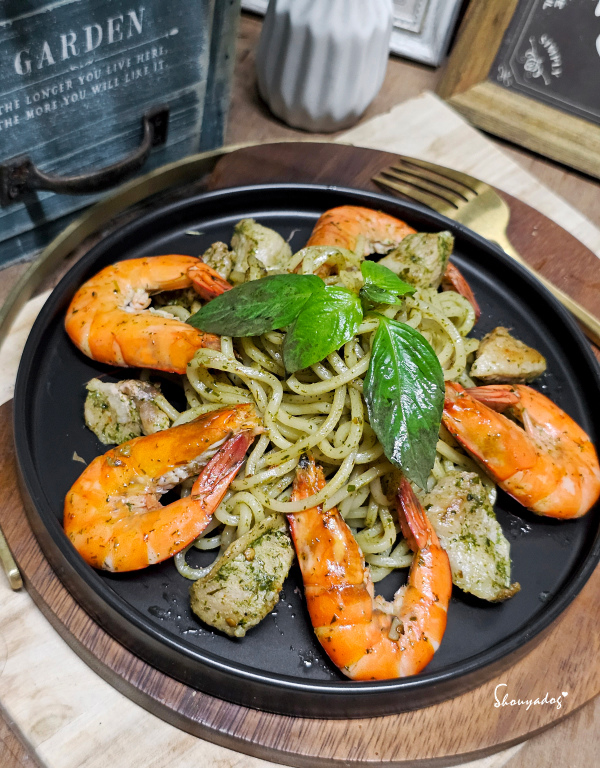 【冷凍食品】異塵牛肉麵食用心得 豪華牛肉麵開箱