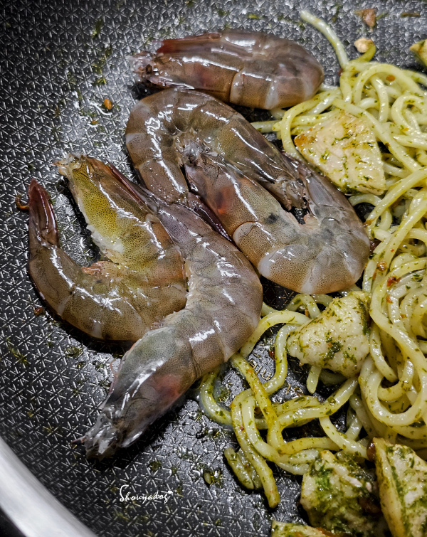 【冷凍食品】異塵牛肉麵食用心得 豪華牛肉麵開箱