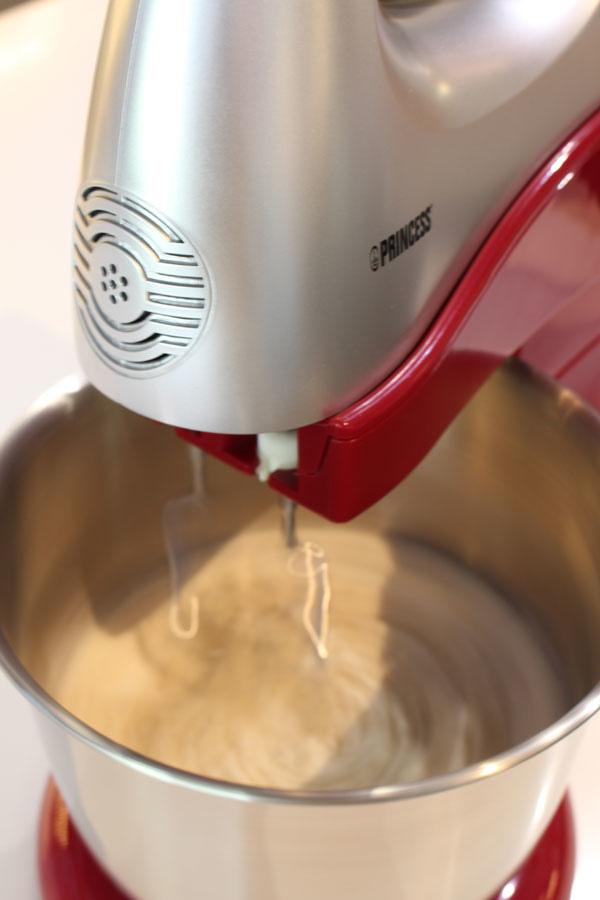 將麵粉、鹽和溫水放入工作盆內，用攪拌機徹底揉成糰
