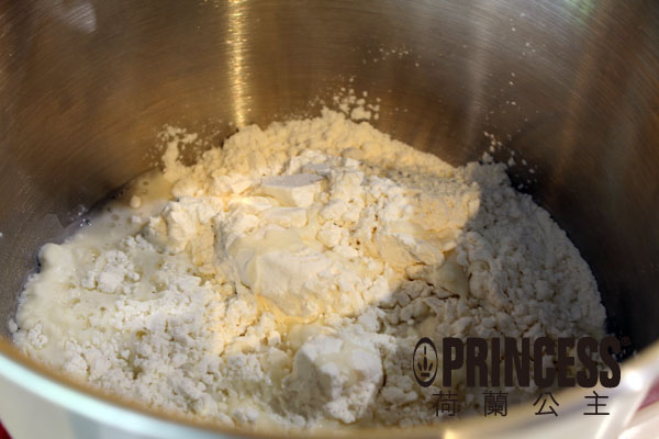 將麵粉、鹽和溫水放入工作盆內，用攪拌機徹底揉成糰