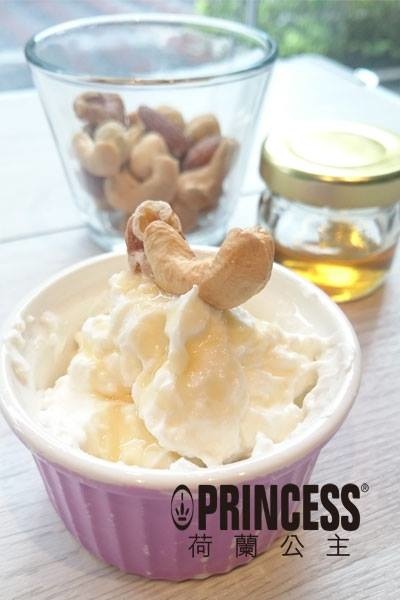 脫水後的優格即為希臘優格(圖片由丞洋企業提供).jpg 脫水後的優格即為希臘優格(圖片由丞洋企業提供).jpg