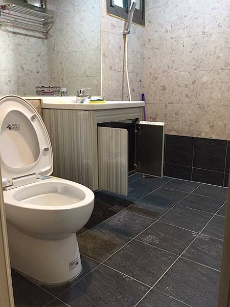 台中浴室翻修 大理石地板滲水汰舊換新推薦板岩磚-皇家老屋翻新