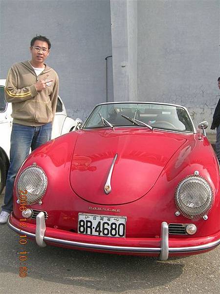 是PORSCHE的跑車.......真的有人開耶~~嘖嘖