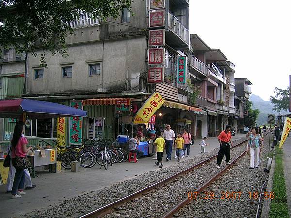 十分老街很特別,因為鐵路就在街道旁