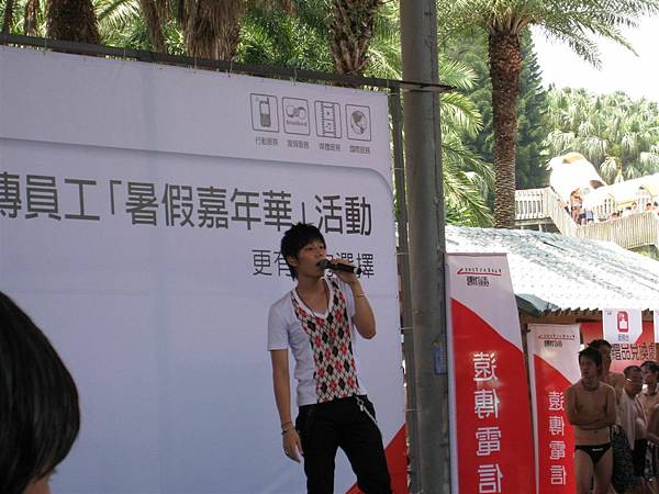 呵呵~他唱歌真的滿好聽的，本人也不賴帥唷! ^^