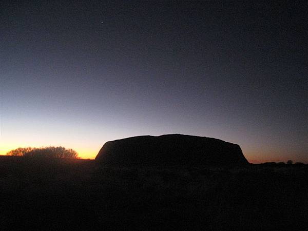 碳黑色的Uluru....