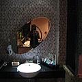 淋浴間的鏡子，浴室備品都很可愛唷