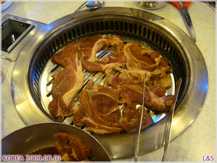 0601-111豪邁的大片豬肉直接烤再用剪刀剪.jpg