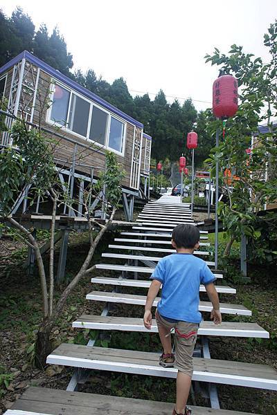 在餐廳裡巡田水的秉