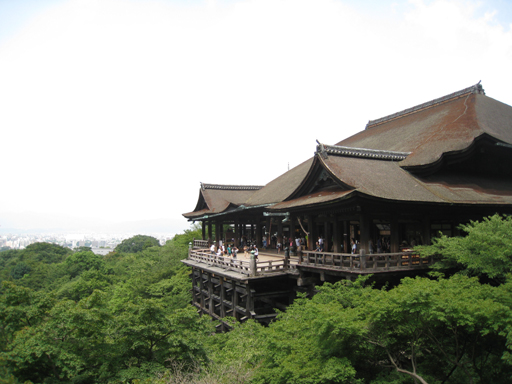 側視的清水寺,座落在樹林中