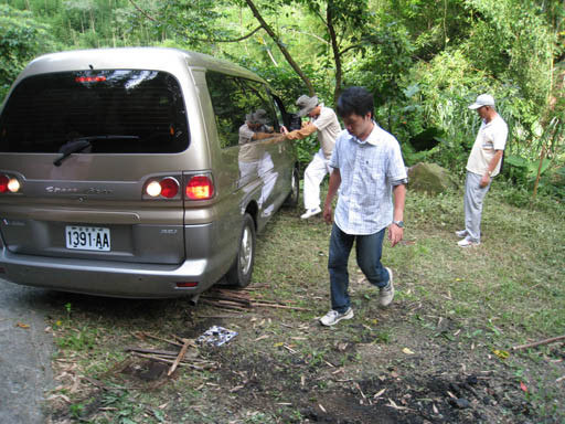 趕快找東西往車輪底下塞,增加摩擦力