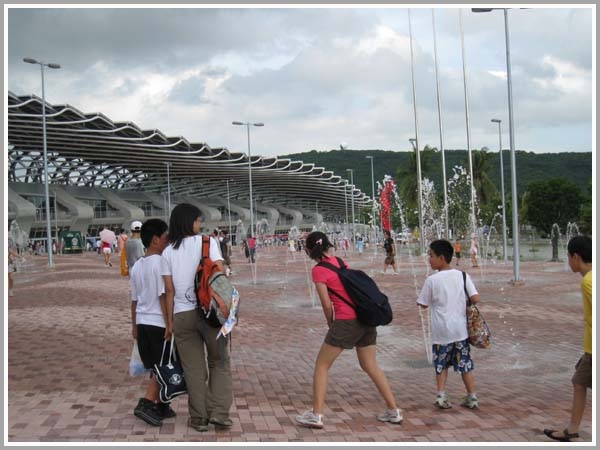 被噴泉給吸引住的小朋友