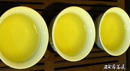 deep-gold-tea-soup