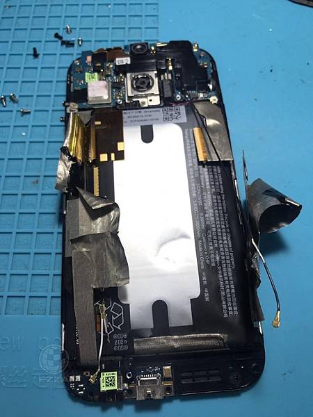HTC M8電池膨脹