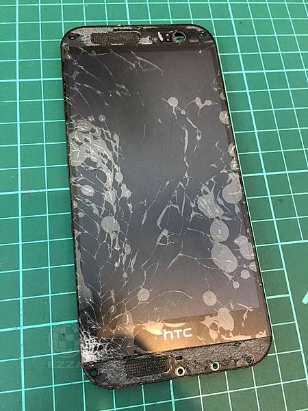 HTC M8面板滿是裂痕