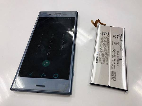SONY XZ1電池膨脹