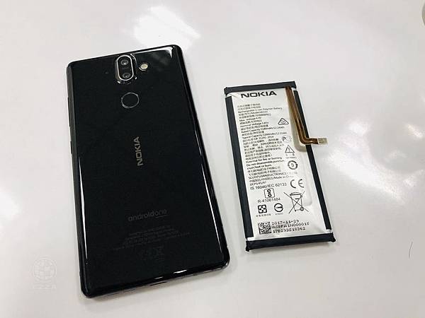 NOKIA 8 Sirocco電池膨脹