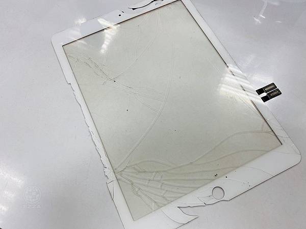 IPAD6面板破裂.jpg IPAD6面板破裂.jpg