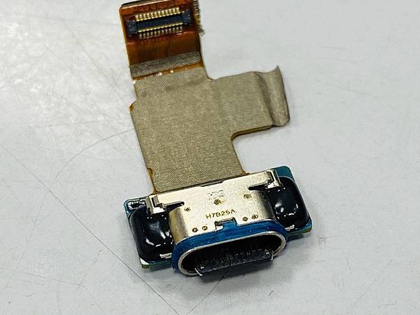 HTC U11+充電孔燒焦.jpg