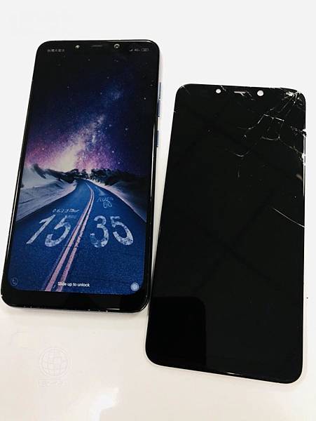 小米POCOPHONE F1面板破裂.jpg 小米POCOPHONE F1面板破裂.jpg