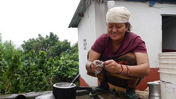 Asha women: Sapana didi washing dishes