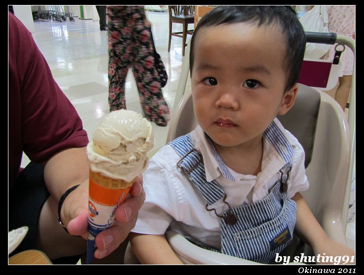 110725 1Y11M j Blue Seal ice cream 黑糖口味 (4).jpg