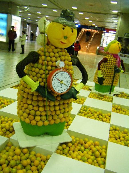台北車站大廳，有好多柳丁裝置成的人偶