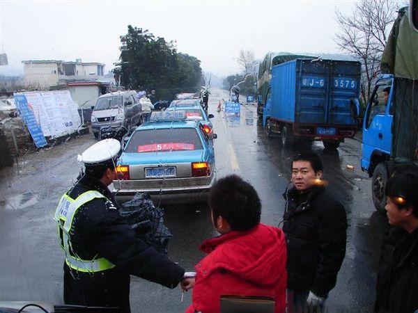 與交警交涉中