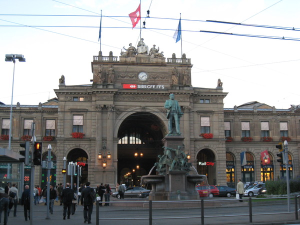 晚上回到zurich　準備逛一下市區，這是車站