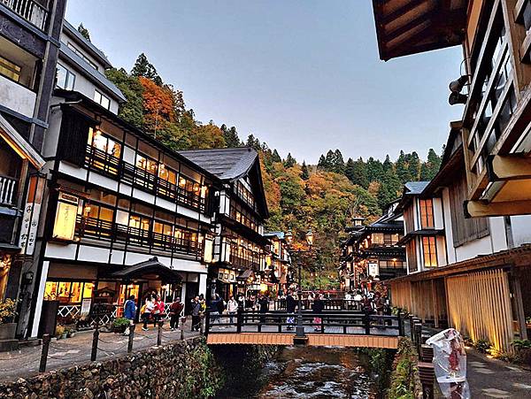 充滿古韻的溫泉街~~「銀山溫泉」