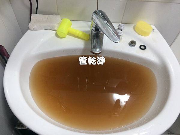 噁~水龍頭噴出冬瓜茶？ (新北 汐止 建成路 清洗水管 ) 