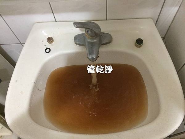 水管有「垢」噁，專家洗出泥水？ 新竹 竹東 仁愛路 洗水管(