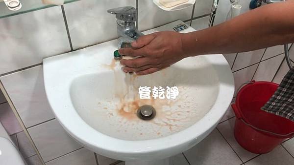 水管總是流出棕色物資？ 台中南屯永春南路 水管清洗(管乾淨)