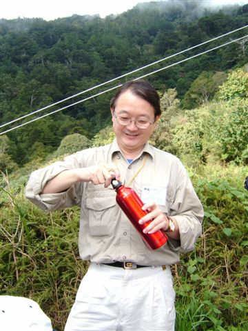 周大哥的紅瓶子裝的是什麼呢？晚上就知道了啦！
