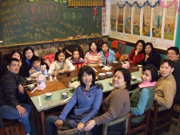 教室內大合照－我們在教室裏吃飯飯吔！