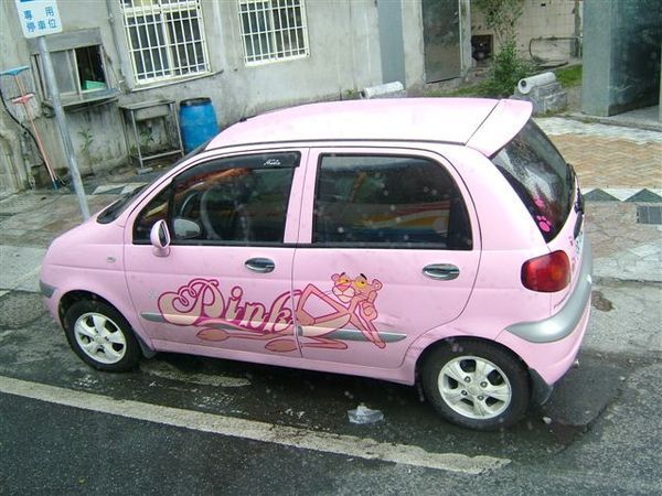 可愛的小車車，上面畫有頑皮豹