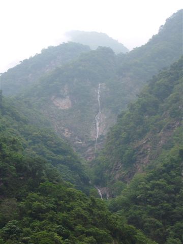 前方有個瀑布