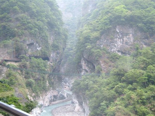 兩山中間有座吊橋哩！可惜沒有開放通行