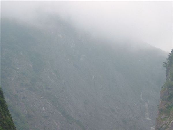遠方山上可以看到小小一段的戰備道
