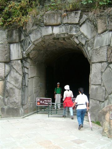 要先過這個隧道