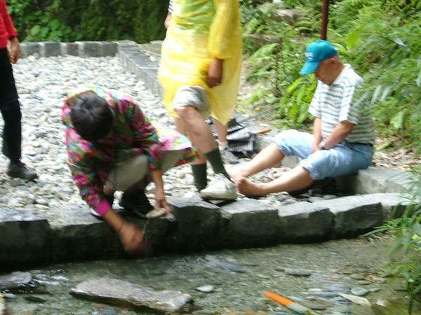 岡石哥居然連鞋都脫了
