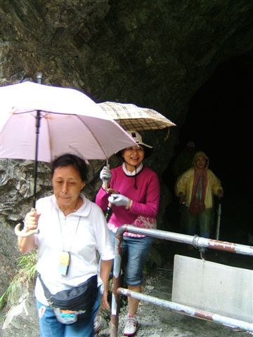 外面沒雨，洞內水灌下來好可怕