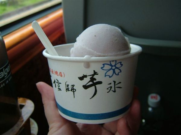 二舅中午跑來和我們會合，他請大家吃芋冰
