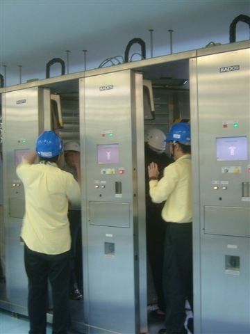 出來時要經過門型偵檢器