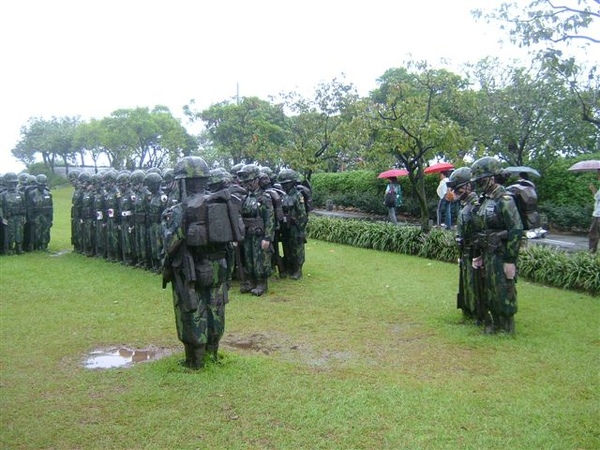 旁邊有兩個小兵被罰站在一邊吔！